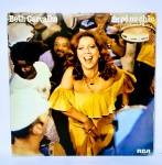 Disco de Vinil - LP - Beth Carvalho, De pé no Chão - RCA - Ano: 1978 - Possui encarte com letra das músicas - Medida: 31 X 31 cm.