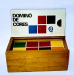 Antigo Dominó Educativo de Cores - Estojo e peças em madeira - Brinquedos Inteligentes LTDA - São Paulo - Medida do Estojo: 18 x 10 x 7 cm.