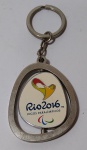 Colecionismo - Chaveiro Jogos Paralímpicos RIO 2016 - Material: em metal prateado e detalhes esmaltados - A medalha gira - Medida total: 9 x 4 cm.