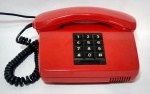 Antigo e lindo telefone vermelho - Equitel - de teclado - Conforme fotos - Em ótimo estado. Porém não foi testado por falta de adaptador. Medida: 22 x 16 x 8 cm.