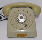 Antigo e lindo telefone de disco - Ericsson - Conforme fotos - Medida: 21 x 22,5 x 11 cm. OBS: Possui uma pequena rachadura no fone, na parte de falar. - Porém não foi testado por falta de adaptador - Conforme fotos.