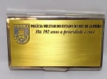 Militaria - Lindo porta Cartões em metal cromado ostentando Placa em metal dourado, representando Polícia Militar do Estado do Rio de Janeiro - ''Há 192 Anos a prioridade é você'' - Medida: 10 x 6,5 x 1 cm.