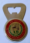 Antigo abridor de garrafas comemorativo, 15 Anos da Rio Trator - RJ - Metal cromado, com medalha esmaltada - Medida: 9,5 x 6 x 0,3 cm.