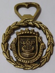 Antigo e lindo abridor de garrafas, representando o brasão de armas de Lisboa - Portugal - Bronze - Medida: 9,5 x 6,5 x 0,5 cm.