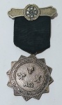 Antiga medalha maçônica de mérito do Supremo Conselho Do Brasil para o Rito Escocês Antigo e Aceito - Ilustre Conselho Filosófico de Kadosch - Grau 30 - Metal cinzelado - Medida da medalha: 4 cm de diâmetro.