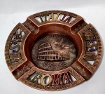 Lindo cinzeiro em metal cobreado - Souvenir de Roma-Italia - Medida: 12 cm de diâmetro x 0,3 cm de espessura -