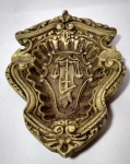 Antigo e espessurado cinzeiro em bronze - Decorado com arabescos, representando símbolo do Direito - Medida: 19 x 11,5 c 1 cm.