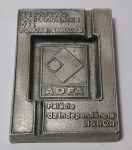 Antigo e raro cinzeiro em alumínio fundido - Representando Associação Dos Deficientes Das Forças Armadas (Portuguesas) - Na antiga sede, Palácio da Independência - Lisboa - Anos 70 - Medida: 10,5 x 8 x 1,5 cm.