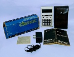 Antiga e rara Calculadora Eletrônica Dismac Micron III - Com caixa original, estojo de proteção e com manual de instrução - Funcionando perfeitamente com fonte e/ou  4 pilhas AA - Em ótimo estado! - Medida da calculadora: 15 x 8,5 x 3 cm.