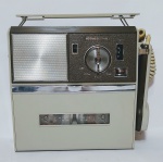 Lindo, antigo e conservado Gravador de rolo Portátil, marca Transicorder tr-300 - Made in Japan - Funciona com 6 pilhas pequenas e 3 pilhas médias - Está rebobinando e dando sinal de ligado. Necessita de revisão. Peça guardada por muito tempo. Possui dois rolos de fita, porém fita arrebentou. Conforme fotos - Medida: 21 x 22 x 7 cm.
