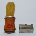 Antigo Kit de Barbear - Aparelho da Gillette em metal e Pincel de barbear marca Condor, com corpo em madeira e pelos de Javali - Medida do Pincel: 8,5 cm de altura.