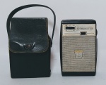 Antigo Rádio de bolso marca Wilco - 6 Transistor AM - Com capa original - Funcionando, porém se trata de um aparelho antigo, possui marcas do tempo - Conforme fotos - Funciona com 2 pilhas pequenas - Medida: 10 x 6,5 cm.