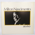 Disco de Vinil - MILTON NASCIMENTO Ao Vivo, Um Lado ''E a lua nos mostra sua face iluminada'' - Outro lado ''A terra é azul'' - Possui encarte com letra das músicas - ANO: 1983