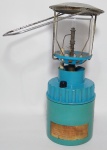 Antigo lampião e gás da marca Yanes Camper Super. refil vazio, acendedor com centelha - Base em plástico rígido, cúpula de vidro - Medida sem a alça: 29 cm altura x 11 cm diâmetro.