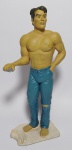 Colecionismo - Suporte de lata de refrigerante ou cerveja, com alça representada por homem musculoso sem blusa - Made in China - Borracha rígida - PVC - 20 Cm de comp.