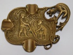 Antigo, colecionável e lindo cinzeiro - Em Bronze fundido - Representando Dragão e cena de meninos musicistas. Detalhes em auto relevo. Mede: 17 cm X 13 cm X 3 cm.