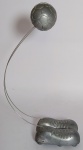 Curioso Prendedor de Recado/foto em formato de Chuteiras e Bola de futebol - Confeccionado em alumínio fundido - Bola bipartida com imã - Suspensa com arames de aço - Medida: 20 cm de altura - Medida das chuteiras: 7 x 6 x 2.