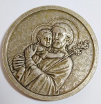 Colecionismo - medalha comemorativa 100 anos Colégio Marista São José - 1902 - 2002 - ''Um século de tradição na educação carioca'' - Detalhes do Santo em alto relevo: metal prateado - Medida: 6 cm de diâmetro x 0,6 cm espessura.