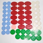 Lote com antigas 59 fichas de jogo em plástico rígido - Década de 70 - Em formato redondo e oval - Medida das fichas: Medida maior da Redonda: 4,5 de diâmetro, e Oval: 6,5 x 4,5 cm
