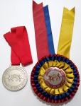 lindo conjunto de flâmula, e espessurada medalha - representando Federação Equestre do Estado do Rio de Janeiro - Est 1949 - Em metal prateado, com detalhes em alto relevo medindo: 7 cm de diâmetro x 0,8 cm espessura - Flâmula em cetim com plaquinha redonda em metal medindo: 13 cm de diâmetro x 40 cm de Comprimento.