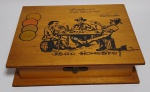 Antiga e engraçada caixa em madeira, porta baralho - com Cena de Trapaça, jogador passando carta por baixo da mesa - Jogo honesto! - Contendo 2 jogos de baralho - Marca Pinguim, em perfeito estado - Medida da caixa: 17 x 13,5 x 4 cm.