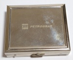 Rara caixinha em metal cromado, parte interna com espelho, brinde da Petrobras - Medida: 7,5 x 6,5 x 2 cm.