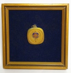 MILITARIA - Antigo quadrinho ostentando medalha de bronze e esmalte - Curso superior de polícia da extinta Guanabara - RJ - Moldura em madeira, fundo eucatex e camurça. Medida do quadro: 10,5 x 10,5 cm. Medida da medalha: 3 x 3 cm.