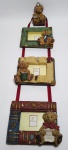 DIVERSO - Lindo e decorativo porta retrato triplo de parede em resina - Ursinhos Collection - Molduras em formato de livros. Medida da moldura: 9 x 7,5 cm. Medida total pendurada: 38 cm.