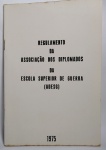 MILITARIA - Antigo Regulamento da associação dos Diplomados da Escola Superior de Guerra - ADESG - Ano: 1975 - 31 páginas - Possui marcação de caneta conforme fotos. Medida: 23 x 16 cm.