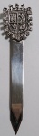 COLECIONISMO - Antigo prendedor de gravata, ostentando brasão de Castela e Leão - Espanha - Metal cromado e prateado - Acondicionado na caixinha original - Medida da peça: 8 cm - Caixinha possui marcas do tempo.