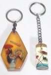 COLECIONISMO - 2 ANTIGOS CHAVEIRO EMM ACRÍLIO - GALO PORTUGUÊS E KARTRO, SEMPRE PENSANDO EM VOCÊ. EDIDA MAIOR. 5,5 X 3,5X 1,5 CM