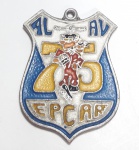 MILITARIA - ANTIGA, RARA, E COLECIONÁVEL MEDALHA - LEMBRANÇA DO BAILE DOS CEM DIAS DA TURMA DE 1975. EPCAR - ESCOLA PREPARATÓRIA DE CADETES DO AR - METAL COM DETALHES ESMALTADOS. MEDIDA: 3,5 X 2,6 X 0,3