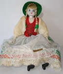 ANTIGA BONECA -  Representando uma Camponesa, Com cabeça, mãos e pés  em Biscuit. Possui marcas do tempo.    Medindo: 43 cm de altura.