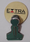 PRENDEDOR DE PAPEL - Em metal e plástico do jornal Extra, Anos 90 - Mede: 9 cm comp X 5,5 cm diâmetro.