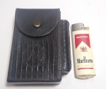 ANTIGO KIT - Isqueiro Malboro e porta maço de cigarros e isqueiro em couro legitinho. Mede: 10,5 X 8 X 8 X 3 cm. OBS: O Isqueiro acabou o gaz.  Item de coleção.