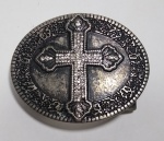 LINDA FIVELA - oval, cruz em relevo decorada com pedras sintéticas - Metal cinzelado - Medida: 7,5 X 6 X 0,4 cm.