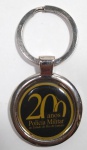 CHAVEIRO - Comemorativo 200 anos da polícia Militar do Estado do Rio de Janeiro. Metal cromado com acrílico. Mede; 3,5 cm diâmetro X 0,5 cm espessura.
