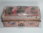 DIVERSOS - Antiga e decorativa caixa porta objetos em metal com detalhes de florais pintados a mão - Anos 50 - Precisa de restauro na dobradiça - Medida: 23,5 X 14 X 10 cm.