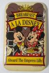 BROCHE - Antigo e colecionável Broche em metal. Disney - Break Fast - A La Disney Aboard The Empress Lilly - Medida: 7 X 4,5 X 0,5 cm.