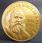 MEDALHA - Lindo imponente e colecionável - Medalhão comemorativo ao centenário da morte de D. Pedro II - 1891 - 1991 - confeccionado em bronze com esfinge, escritas e coroa em auto relevo. Medida: 9 cm diâmetro X 0,6 cm espessura.