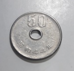 NUMISMÁTICA - Moeda Japan - Colecionável furada 50 Ienes - cuproniquel - 1967 -   Medida: 21 mm diâmetro.