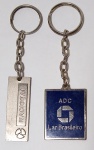 COLECIONISMO - 2 ANTIGAS E COLECIONÁVEIS CHAVEIROS - BANCO NACIONAL E LAR BRASILEIRO - METAL E ESMALTE - MEDIDA MAIOR: 4,5 x 3 CM