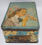 Antiga, rara e colecionável lata de biscoito Aymore  dos anos 40/50. com imagem de uma linda mulher com flores. Possui marcas do tempo.  19,5 x 14 x 10 cm .