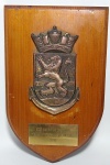 MILITARIA - Troféu marinha do Brasil 2000 - XXII Salão de marinha - Grande escudo de madeira nobre , ostentando espessurado brasão em bronze do comando do primeiro distrito naval. Medida: 28 x 18 x 3,5 cm.