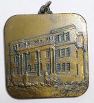 NUMISMÁTICA - Antiga Colecionável Medalha de bronze, representando o centenário Colégio Batista Shepard - RJ - 1908 - Medida: 4,3 x 4,3 cm.