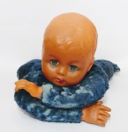 Antiga boneca Dorminhoca - Mãos e cabeça em Vinil - Olhos de fecham ao deitar - Corpo em tecido aveludado com enchimento. Precisando de restauro no corpo. Medida: 49 cm.
