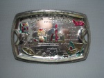 CINZEIROS - Dois lindos cinzeiros em metal, o maior com detalhes em relevo de Las Vegas. um medindo 17 cm X 11,5 cm e o o menor em metal, formato de corações, com detalhes das cataratas do Niagara, escrito Canadá. Medindo:  12,5 cm X 10 cm.Made In Japan.