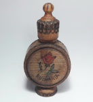 Perfume - Antigo perfumeiro souvenir da Bulgária. Com lindo trabalho artesanal de pirografia e pintura de florais. Madeira - Reservatório em plástico- Medida: 9,5 x 5 x 2,5 cm.