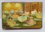 Antiga e rara lata de Biscoitos Aymoré Limitada , sua tampa possui linda imagem, representando bailarinas e cavalheiro - Medida: 26 x 17 x 5 cm