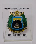 Linda placa de mesa em acrílico, representando 50 Anos da Turma General José Pessoa - Agulhas Negras - 1949-1999 - Academia Militar - Exército Brasileiro - Medida: 10 x 8 x 0,4 cm.